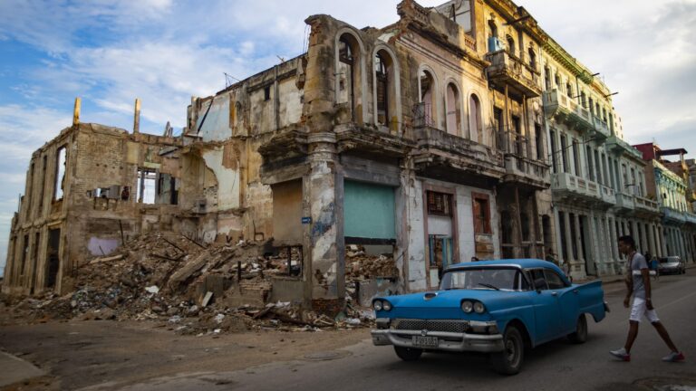 Política de asfixia económica de EE.UU. hace caer otro 60,7 % el turismo cubano, impactando en los ingresos públicos y agravando la crisis humanitaria